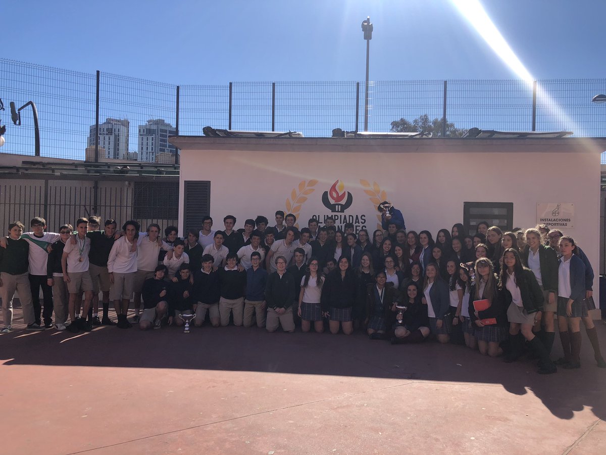 loretovalencia's tweet photo. Nuestros alumnos de Primaria y Secundaria se han reunido esta mañana en el patio para disfrutar de las medallas 🏅 y copas 🏆 que consiguieron en las II Olimpiadas Nacionales FESD. #somosfesd #olimpiadasfesd https://t.co/qxIXe8tlzn