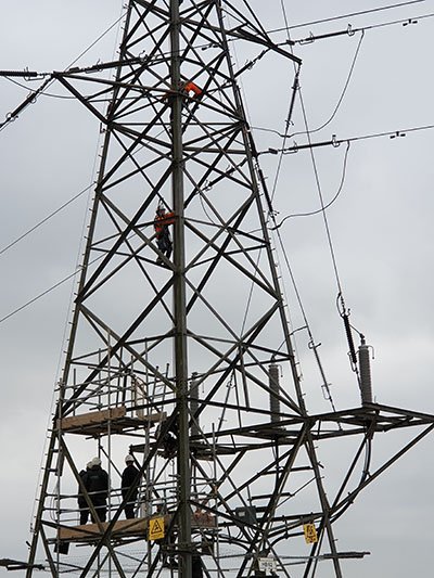 gridtelecoms's tweet photo. Fibre optic cable being unclipped from a pylon in the East Midlands to allow for maintenance. Call/email us to find out where our network reaches in the Midlands. https://t.co/UqvJjfifw6