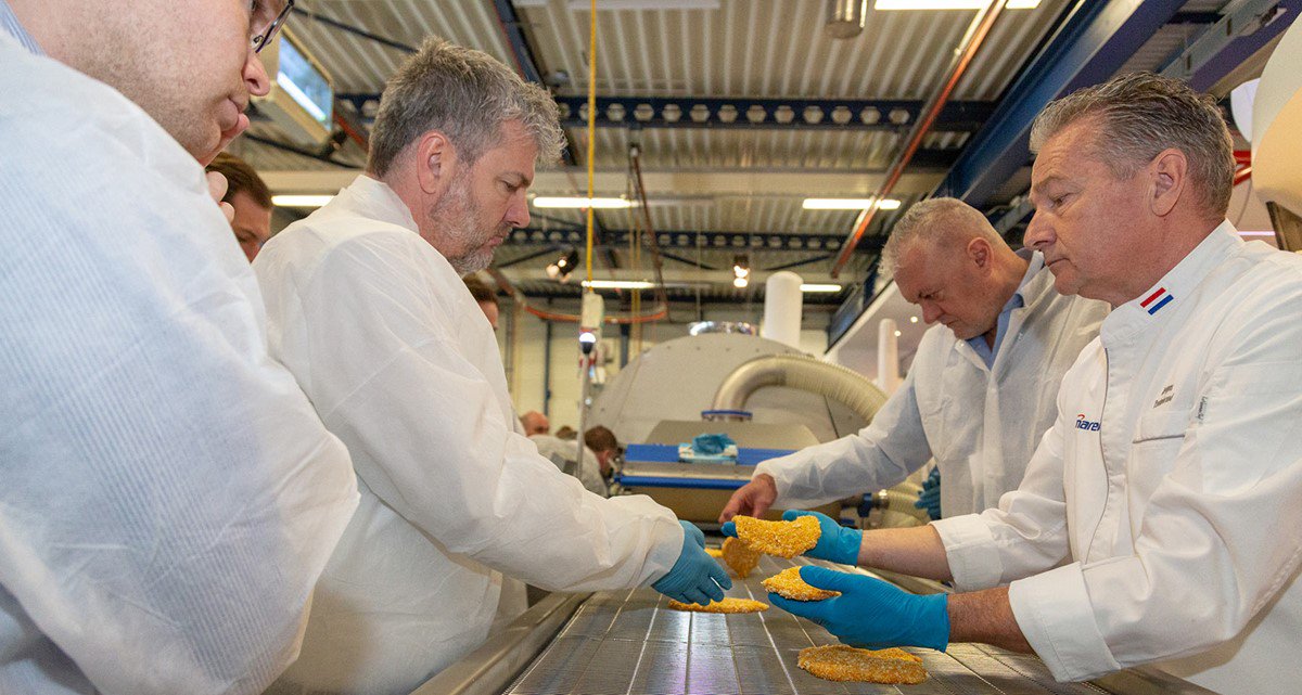 Marel_news's tweet image. Marel recently invited a select group of customers to a coating event at our demonstration center in the Netherlands. Over 100 customers from 70 different companies attended the event to see the new coating innovations that #FurtherProcessing has to offer: bit.ly/CoatingEvent