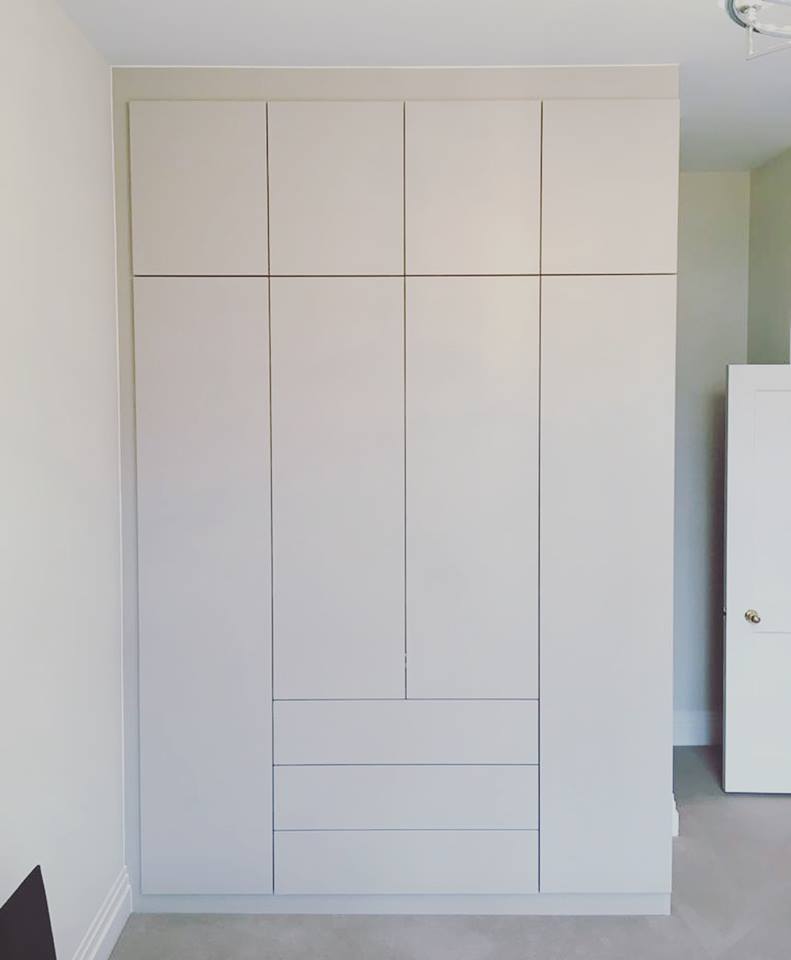 hemingwaydes's tweet photo. Wardrobes with push to open fittings for a sleek handless look. 

Light grey exterior with beech internals, and added pull out shoe racks. 

#newbedroom #bedroom #furniture #bespoke #interiordesign #wardrobes https://t.co/i63ev7uh6M