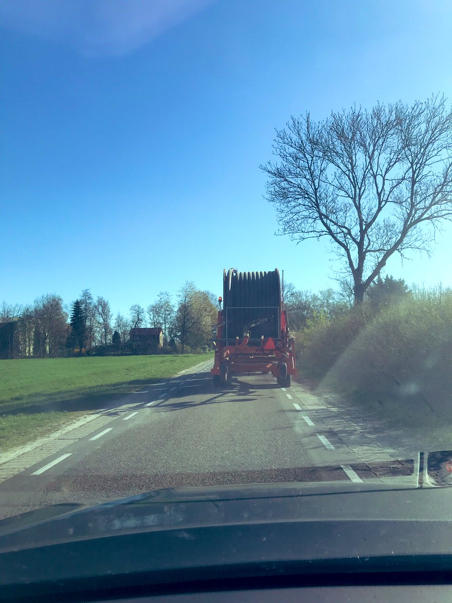 Jaap_Jonker9's tweet image. #hyfive ✋ #uienzaad gaat de grond in! Wel vastleggen in de vochtige grond. Maar of dat voldoende is om over een week niet de haspel nodig te hebben is de vraag. Nu beregenen? Gevolg bij harde oost/noordoosten wind #korstvorming @DeGrootenSlot #loonbedrijfklompe