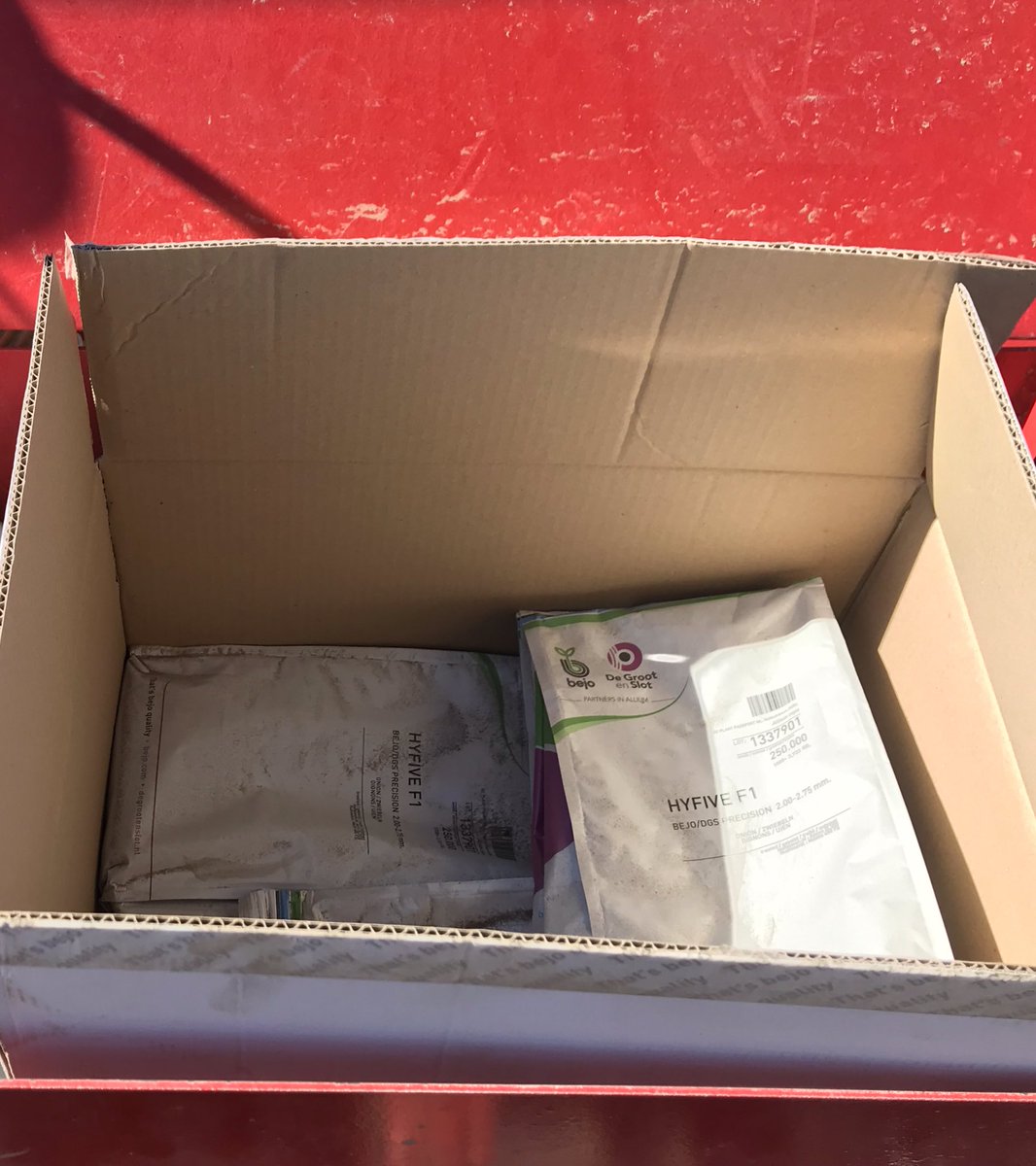 Jaap_Jonker9's tweet image. #hyfive ✋ #uienzaad gaat de grond in! Wel vastleggen in de vochtige grond. Maar of dat voldoende is om over een week niet de haspel nodig te hebben is de vraag. Nu beregenen? Gevolg bij harde oost/noordoosten wind #korstvorming @DeGrootenSlot #loonbedrijfklompe