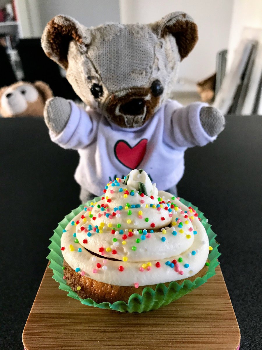_Colargol_'s tweet image. Hello Friends ! How are you doing today ? For my #WednesdayCooking Micko and I made some #cupcakes 🧁 !! We had a lot of fun 🍾 doing them and a very tasty moment tasting them 😛 !!! I hope you'll enjoy ! #Recipe here : colargolie.com/2019/04/10/phi…