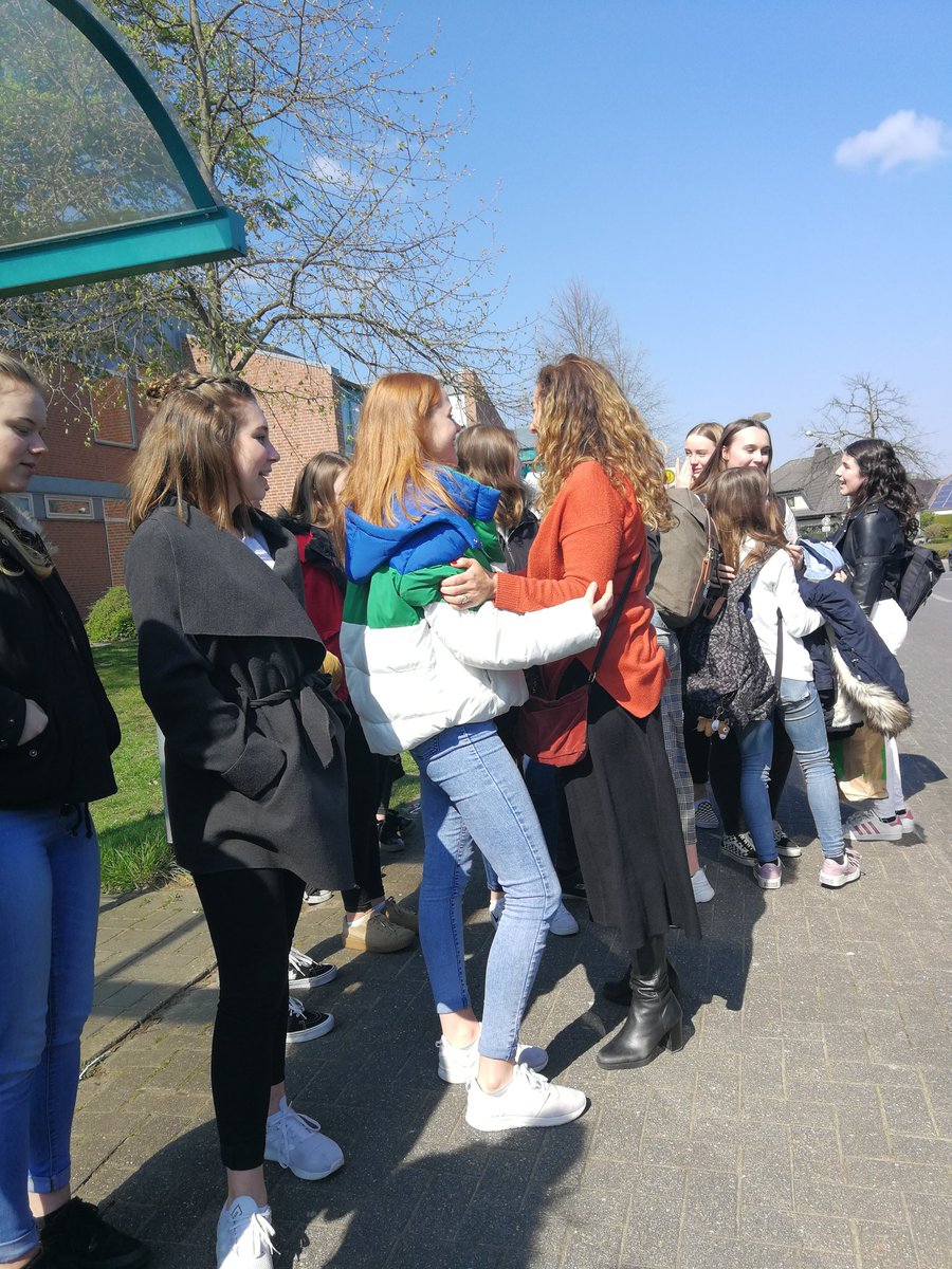 nogensmenys's tweet photo. Després d'una setmana d'#intercanvi19 a #Olfen tornem cap al l'aeroport de Düsseldorf després d'un comiat emocionat. Dankeschön Moltes gràcies https://t.co/Rht120cPnf
