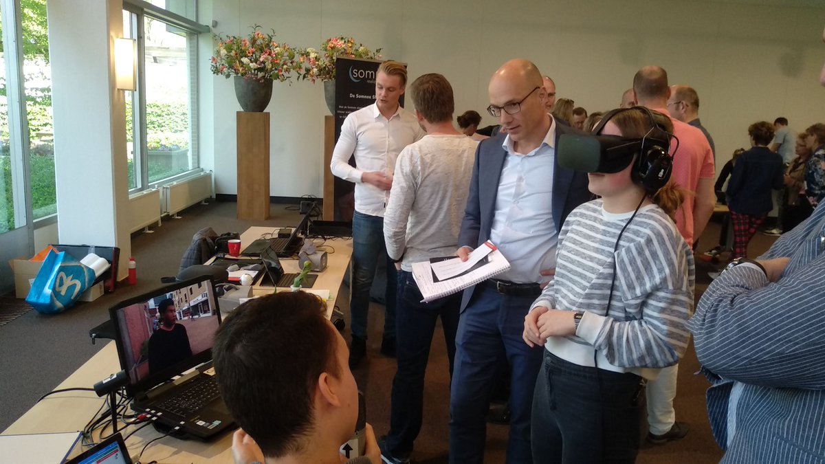 DimenceGroep's tweet photo. Veel mensen zijn afgekomen op het 2e werkatelier. Intern en extern. De grote vraag: Waar liggen behoeftes om te digitaliseren en waar loop je tegenaan op jouw afdeling. Dit werkatelier werd de wereld van VR &amp; Robotica verkend. #techniekindekliniek #dimencegroepconnected https://t.co/X54jLQONyt