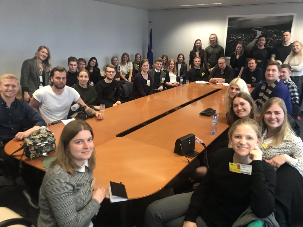 vestager's tweet photo. Skønt at mødes med unge journalister fra landsdækkende og regionale medier @DRNyheder @politiken @berlingske  - vi talte om skat og bøder og klima og og og ...  Godt at I kender vores europæiske demokrati på første hånd! https://t.co/NOZgYp1v90