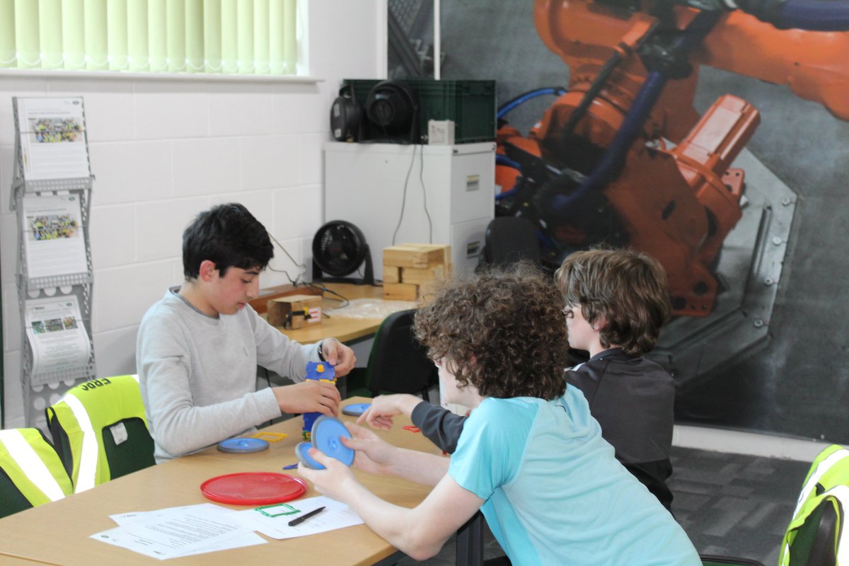JLR_EBPC's tweet image. Our very first ever 'Engineering is Fun' Day @JLRHalewood went really well. Pupils from a variety of local schools had the opportunity to visit specialist areas of the factory &amp;amp; engage in some fun teambuilding and test activities. @JLREducation @BMetC @Tomorrows_Eng @rlhughesAIM
