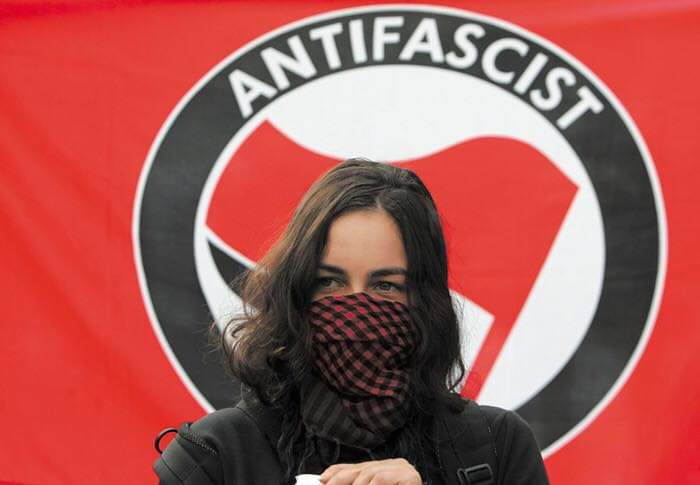 LabPolIskra's tweet image. Cinque giovanissim sono stati messi agli arresti venerdì mattina. Il reato? Aver impedito a un gruppo di #fascisti di volantinare fuori alla propria scuola.

La nostra vicinanza e complicità agl antifascist di #Catania. Non un passo indietro! Tutt liber! #antifascismomilitante