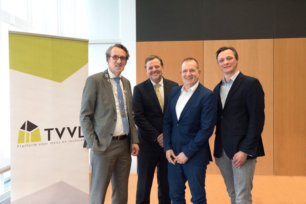 TVVL_'s tweet photo. Gisteren zijn tijdens de Algemene Vergadering op @BuildingHolland @TVVL_ voorzitter Henk Willem van Dorp en secretaris/penningmeester Joes van Asten na 5 jaar afgetreden. Graag stellen we nieuw TVVL voorzitter Jaap Dijkgraaf en secretaris/penningmeester Jim Teunizen voor! https://t.co/v0b6EqLV6k
