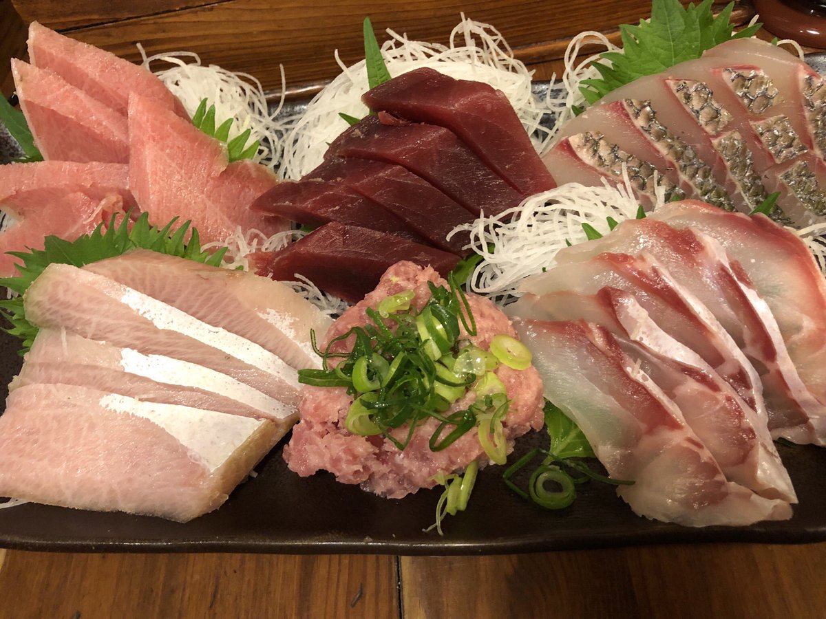 minamito821's tweet photo. また沼津で美味しいお店を発見してしまった…
沼津駅北口すぐのあやみ屋さん！
刺し盛りボリュームすごくない？鮪、鯛にクエ✨あと出汁巻が絶品💕これはリピート確定(*´Д｀*) https://t.co/2A5kLtT0hh