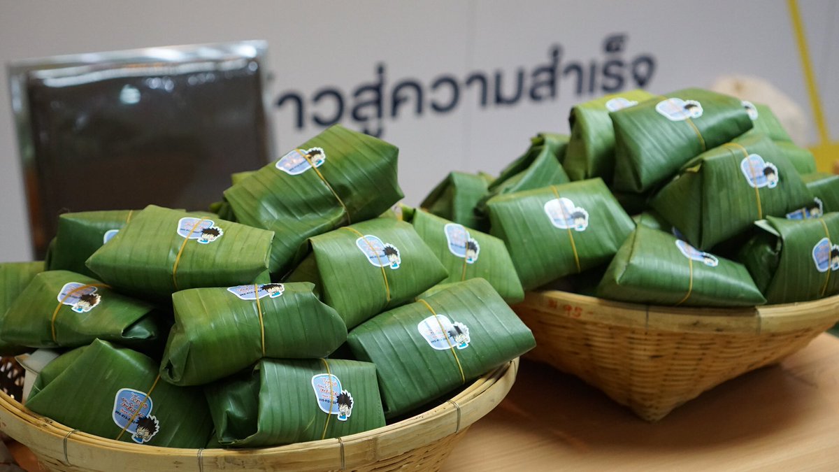 PlusEduplex's tweet photo. ไม่ใช่แค่ลดการใช้แก้วน้ำขวดน้ำพลาสติก
แต่เราร่วมกันนำใบตองมาห่อข้าวเหนียวหมู
ในงาน Plus Green Splash 2019 🥰
สะอาด ไม่ทิ้งสไตล์ #sansirigreenmission
#makeithappy
#makeuthappen https://t.co/mY2m6onIiu