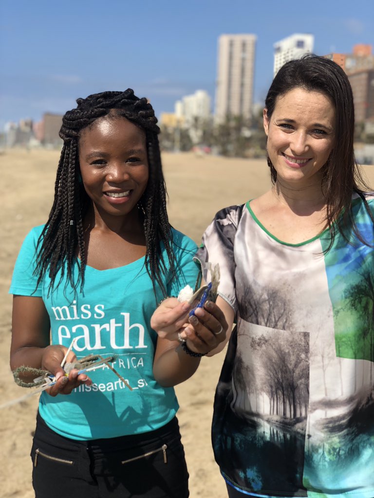 missearth_sa's tweet photo. Doing a small beach clean up here in #Durban making sure we do #GoodGreenDeeds while we are here in #KZN with @environmentza https://t.co/oGV9AvepYP