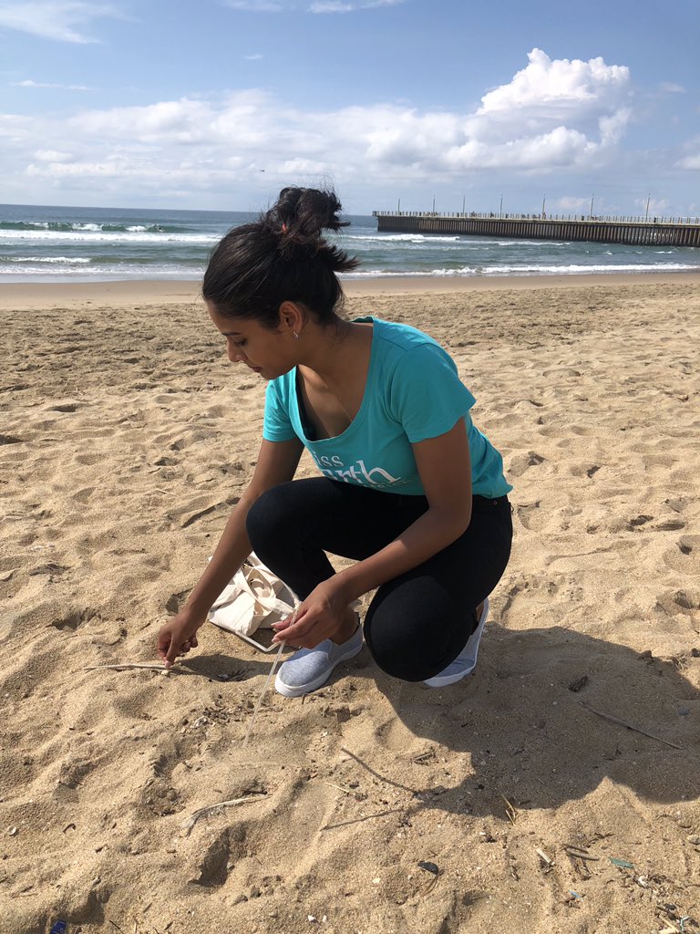 missearth_sa's tweet photo. Doing a small beach clean up here in #Durban making sure we do #GoodGreenDeeds while we are here in #KZN with @environmentza https://t.co/oGV9AvepYP