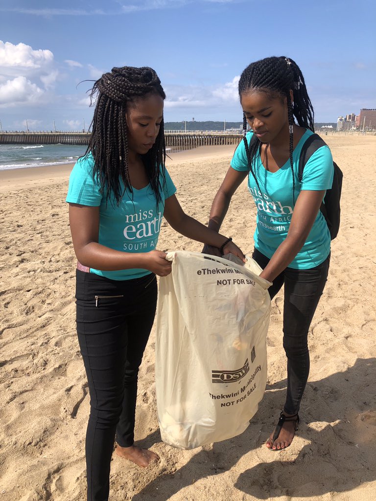 missearth_sa's tweet photo. Doing a small beach clean up here in #Durban making sure we do #GoodGreenDeeds while we are here in #KZN with @environmentza https://t.co/oGV9AvepYP