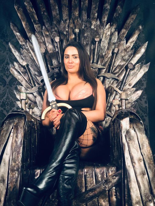 Bend the knee ! #GameofThrones https://t.co/phrEvwNz2t<a href="/tag/gameofthrones"class="tags">#GameofThrones</a>