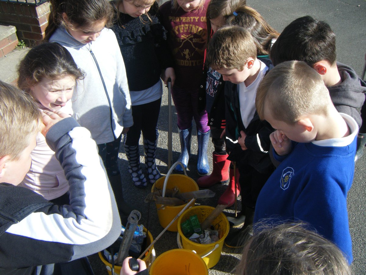 SchoolsSpa's tweet photo. We care, learn and look after our environment. Collecting litter and conserving the environment by planting a new Hawthorn hedge.🌳🐌🐜🌲🌏
#ForestSchools #outdoorlearning #carefortheoutdoors https://t.co/tfPesfoYn6
