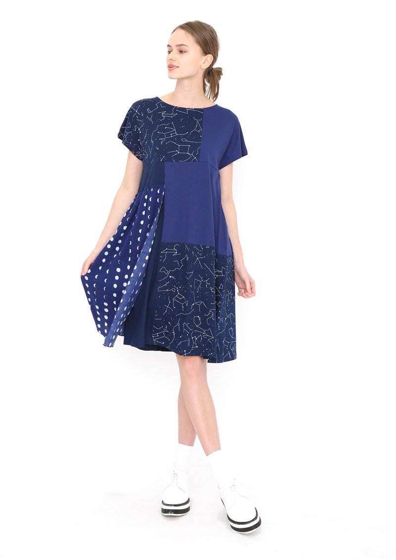 グラニフ パッチワーク ワンピース スカート部分の右半分に布が縫い付けてあるので 歩くたびふわりと揺れます 植物の実をモチーフにした黄 緑カラーと 星座と月の満ち欠けをモチーフにしたネイビーの２色展開です グラニフ T Co Yzxacr2rxw