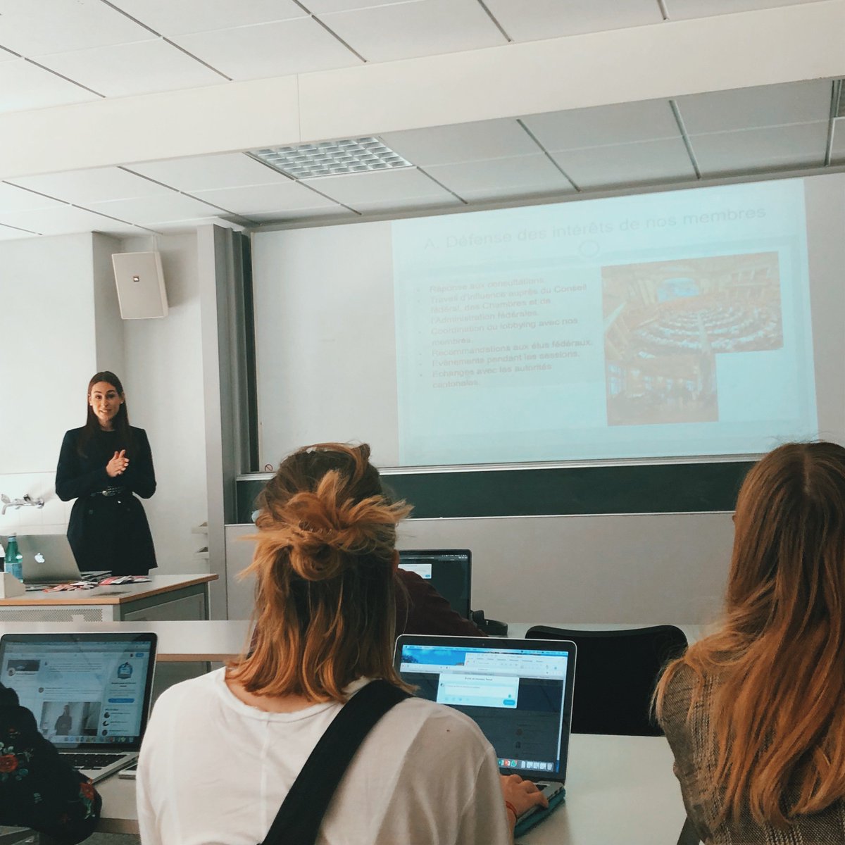 malidje_'s tweet photo. @Anais__Pascal explique son rôle chez @economie_suisse qui est de seconder les responsables de projet lors des campagnes politiques. #Energie, #Politique européenne #fiscalité... https://t.co/uYFpvPPSpJ