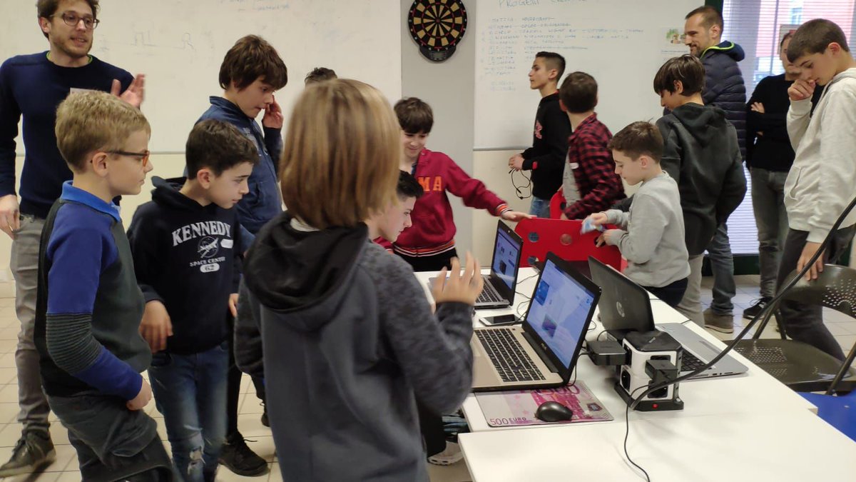 coderdojopd's tweet image. #ArduinoDay #TinkerCad apprendimento con il #CoderdojoPD
al #TalentLAB
