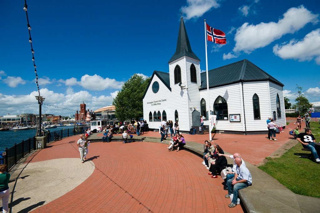 VisitCardiff's tweet image. .@VisitCardiffBay this #Easter half term and see iconic city landmarks like the @NorwegianChurch, @theCentre, Y Senedd as well as the #Cardiff Bay Wetlands Reserve, and you might even spot an Enormous Crocodile! #VisitCardiff bit.ly/2CX2g5u