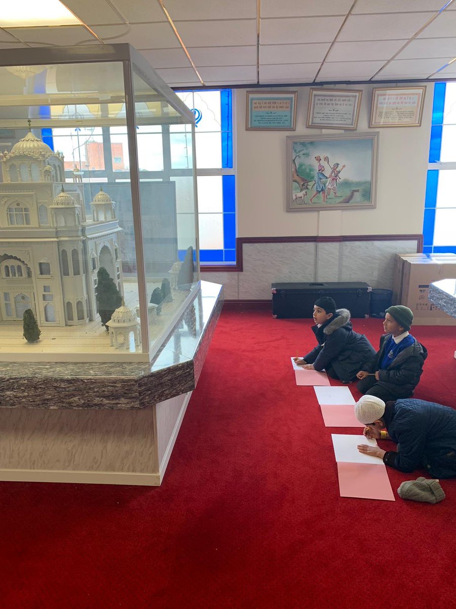 Rowlatts_TMET's tweet photo. Y2 sketching the beautiful Gurdwara models. #rhre #faiths https://t.co/v8AhLrlEOP