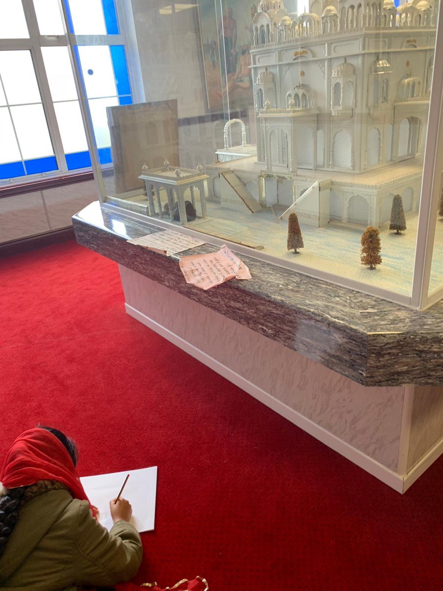 Rowlatts_TMET's tweet photo. Y2 sketching the beautiful Gurdwara models. #rhre #faiths https://t.co/v8AhLrlEOP