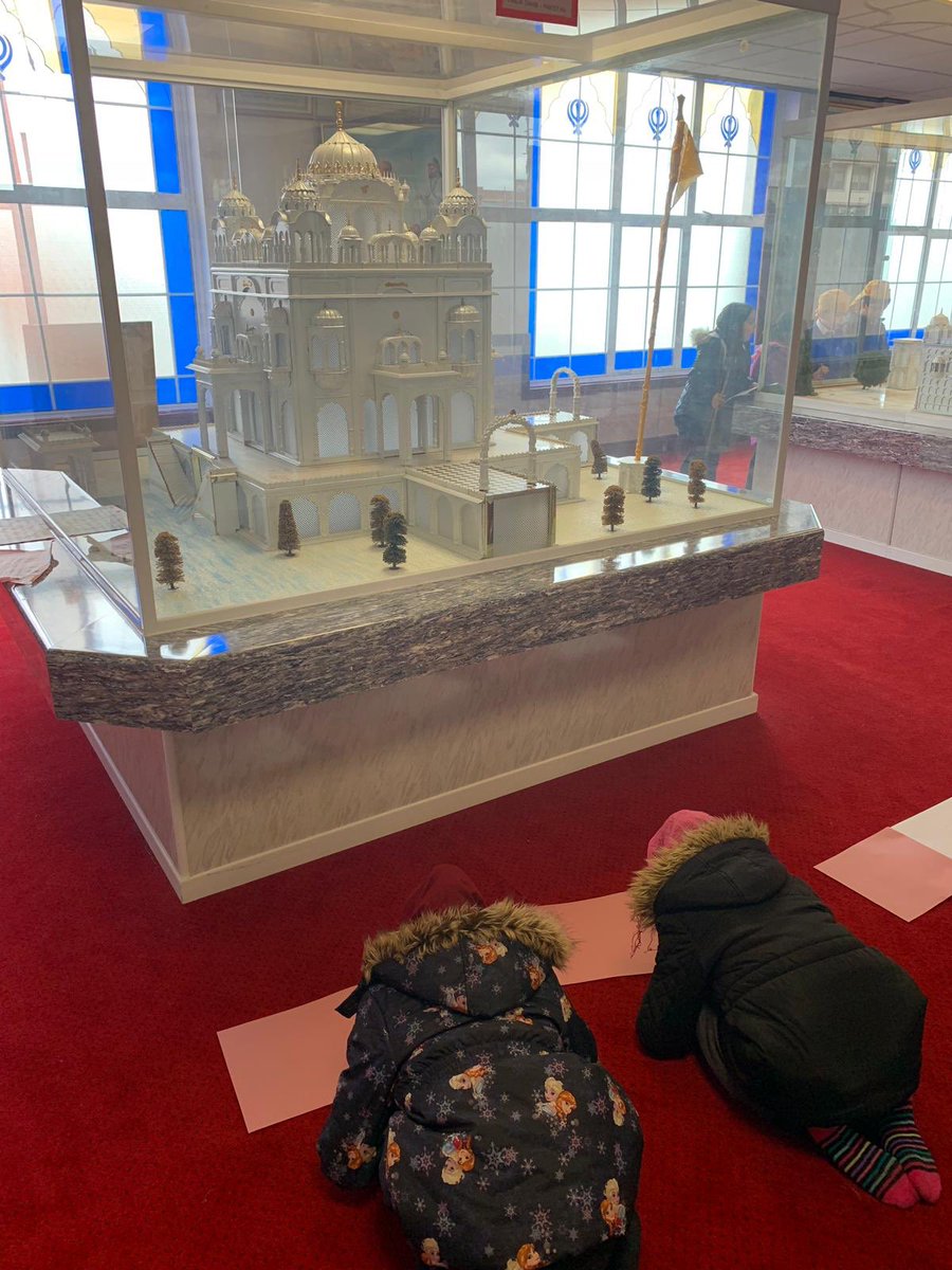 Rowlatts_TMET's tweet photo. Y2 sketching the beautiful Gurdwara models. #rhre #faiths https://t.co/v8AhLrlEOP