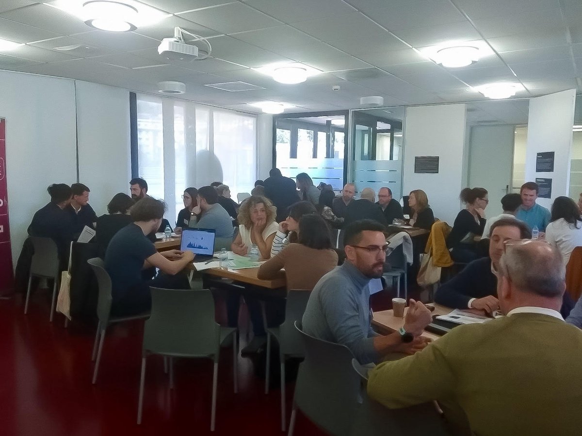 Ayer <a href="/aparture_eus/">Aparture</a> y la #universidad de @Deusto organizaron con el apoyo de @OrainGipuzkoa la primera #formación 👩‍💼👨‍💻 sobre tecnología aplicada a la #industria de alojamientos turísticos de #Euskadi. Fue todo un lujo contar con el equipo de <a href="/deusto/">Universidad Deusto - Deustuko Unibertsitatea</a>Turismo. Mila esker!!