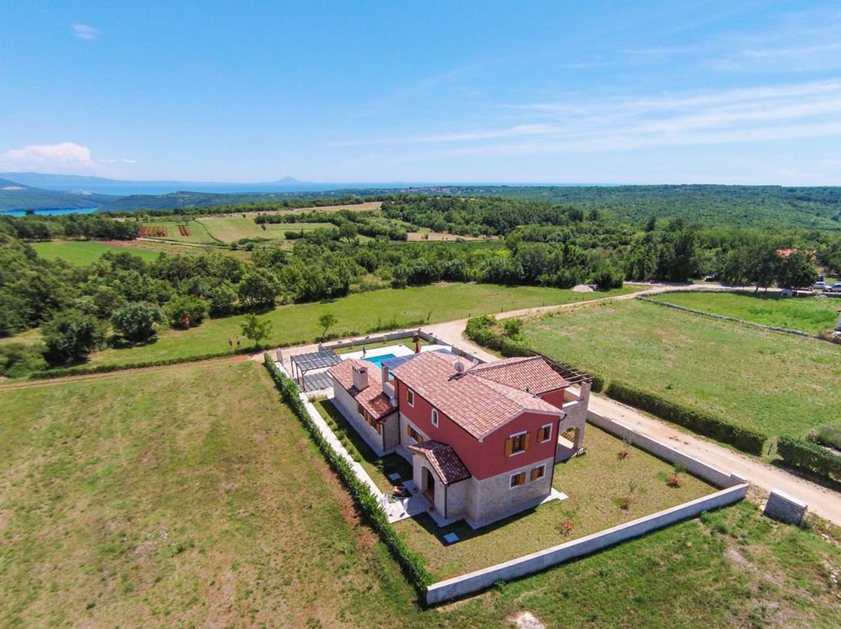Following the ancient tradition of using natural elements, Villa Irena is a spacious and warm house settled in the heart of the Istrian green. Villa Irena will surely grant you the wonderful holiday and memories which will surely make you longing for more. travelistria.com/istria-villas/…