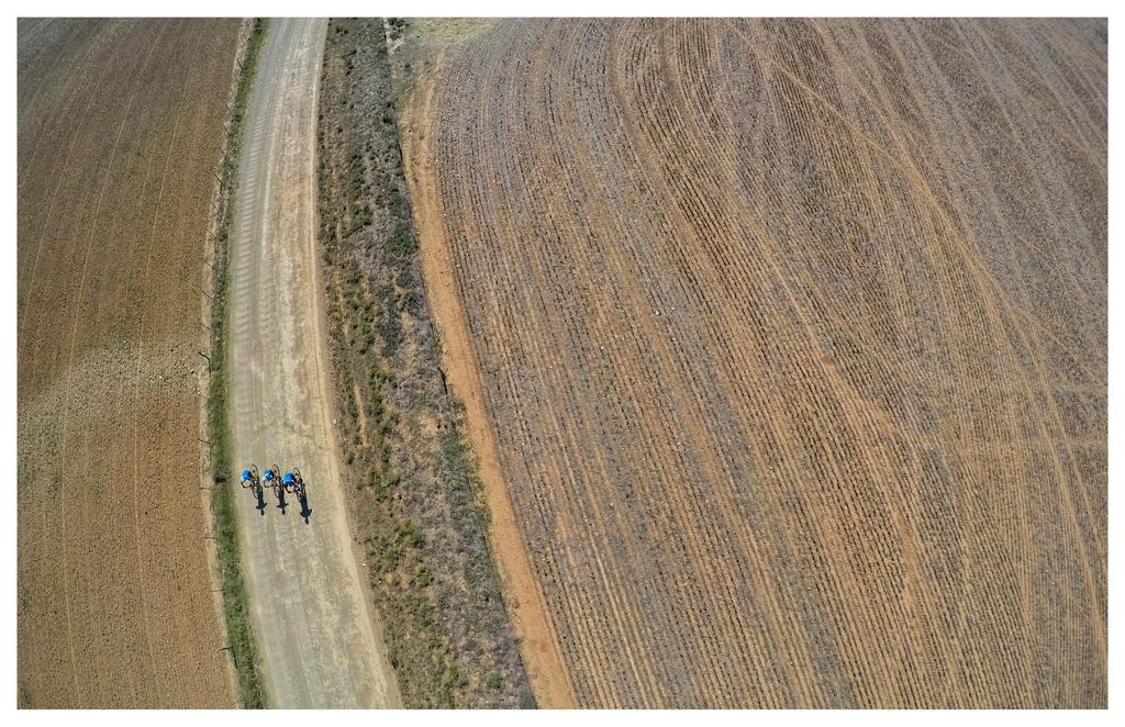 JacqMaraisPhoto's tweet photo. Gravel roads, wide-sky plains, blue cranes, #malgas pontoon & best #roosterkoek on the planet ... get ready for @A100miler! Great @OZone_africa route recce with @PetrichorAdven1 ππ» // @zaneschmahl @Diverge_info @intocyclingsa @ExtremeLightsZA @MtbApp #AndBreathe ##AroundThePot https://t.co/phdB5C9rYa