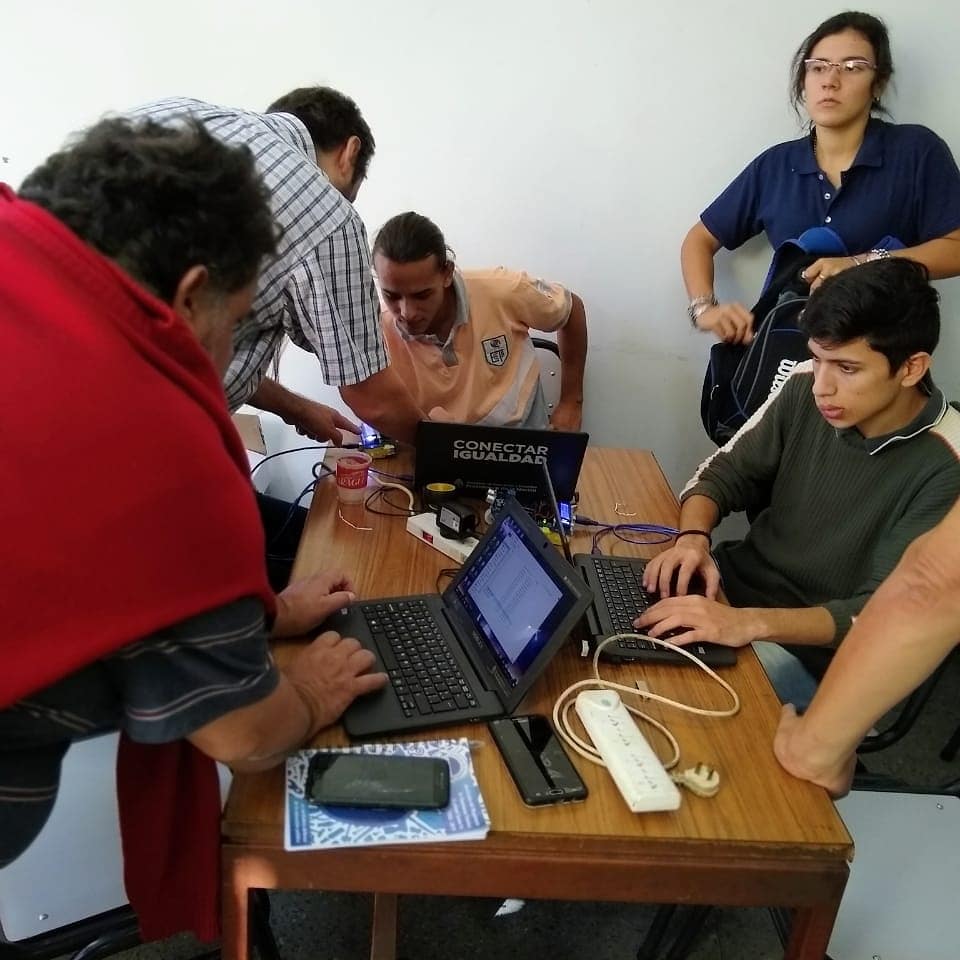 SantaFeVincula's tweet photo. #ETP_INNOVA + #SantaLab = Entrega de Kits de Robots Móviles #Arduino y Capacitación para estudiantes y profes #EETP 633 322 647 651 601 y 508 #SantaFEconTodo. Con @balagueclaudia @antoniobonfatti @gobsantafe @UnionInd_StaFe @santalab_ar @miguellifschitz @emiliojaton @jcruzgimenez https://t.co/XBBMd4kkQl