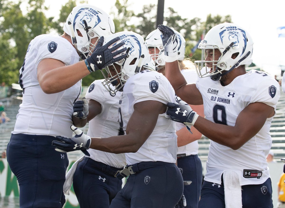 FBCoachBankins's tweet photo. “Every play in practice is a statement of your commitment to your teammates.” – Tom Herman
🔵⚪️⚫️📚🏈🏆🏖️🦁 
#AimHigh #GPSA #ODUFB #DoYourJob #BeFanatical🔥 https://t.co/YzoTNsYj8z