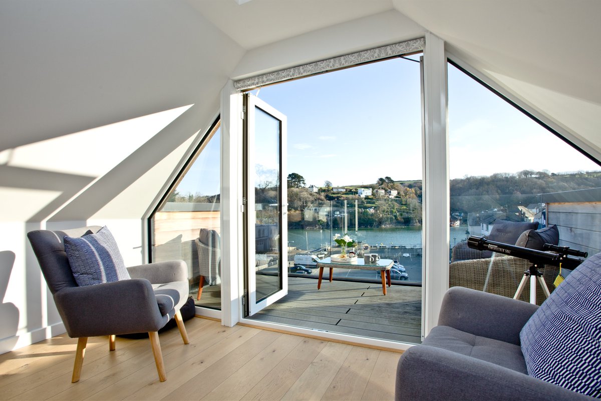 It's not too late to get away! Fowey Penthouse in Fowey, Cornwall is available for this weekend. NOW £661 for 3 nights. Sleeps 4 and is just moments away from the riverside. Check it out here  bit.ly/FoweyPenthouse #lastminute #staycation #visitcornwall #Cornwallholidays