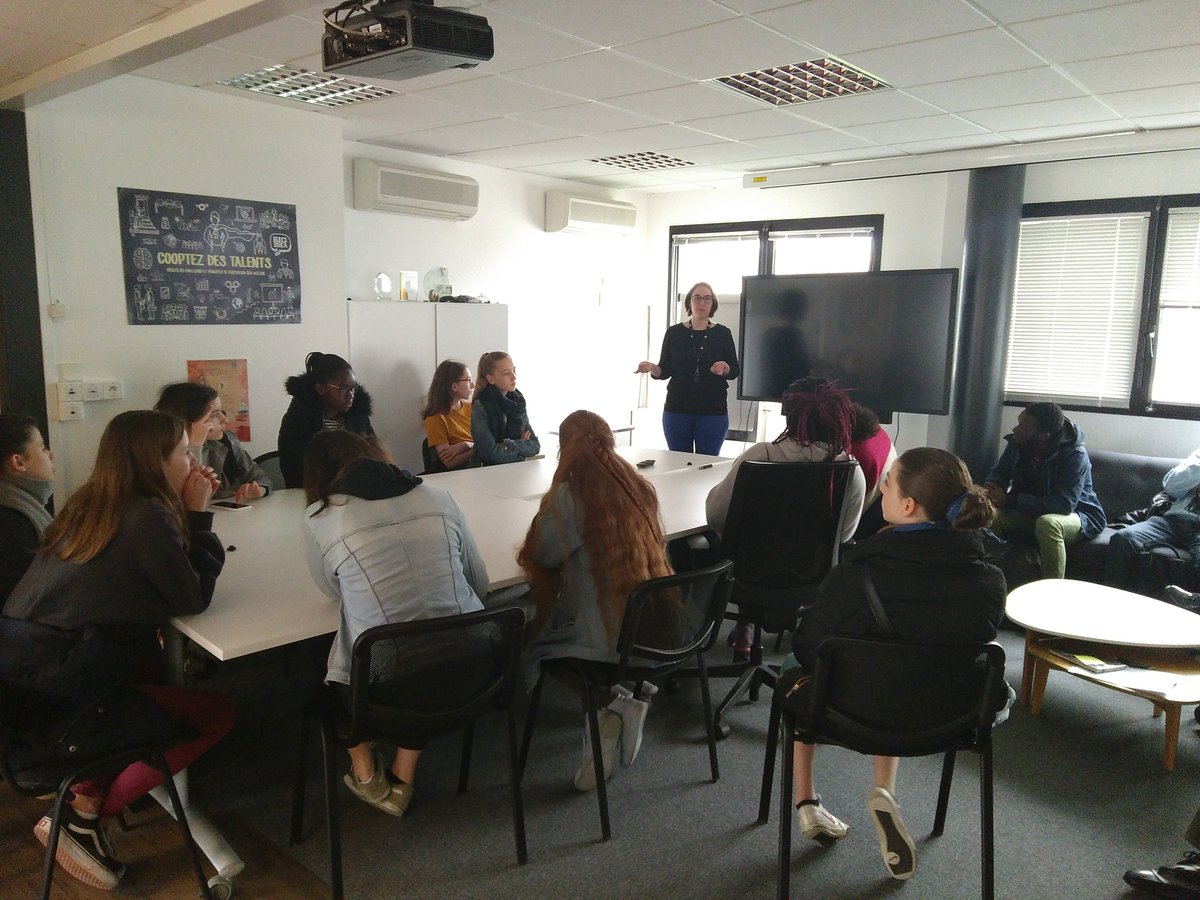 Atlanstic_2020's tweet image. Les collégiennes de #GirlsRcoding visitent 
@groupemicropole à Nantes et découvrent les métiers du numérique. Peut être de futures codeuses ?
#LUNe @loireatlantique @ilikeitnum