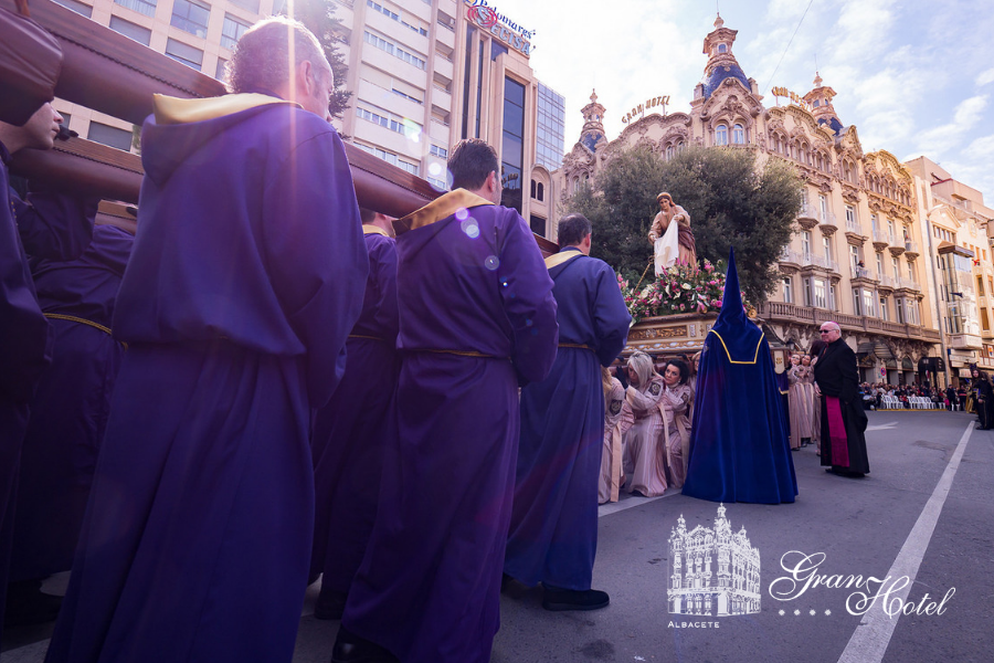 ABGranHotel's tweet photo. Ven a descubrir la Semana Santa de Albacete, declarada de Interés Turístico Nacional. 
📋 Reserva ya tu habitación en nuestro @ABGranHotel y disfrutarás de un lugar privilegiado para ver y vivir las procesiones en el puro centro de #Albacete.
.
.
📸 Foto de @La_Cerca https://t.co/kAQvpbbcus