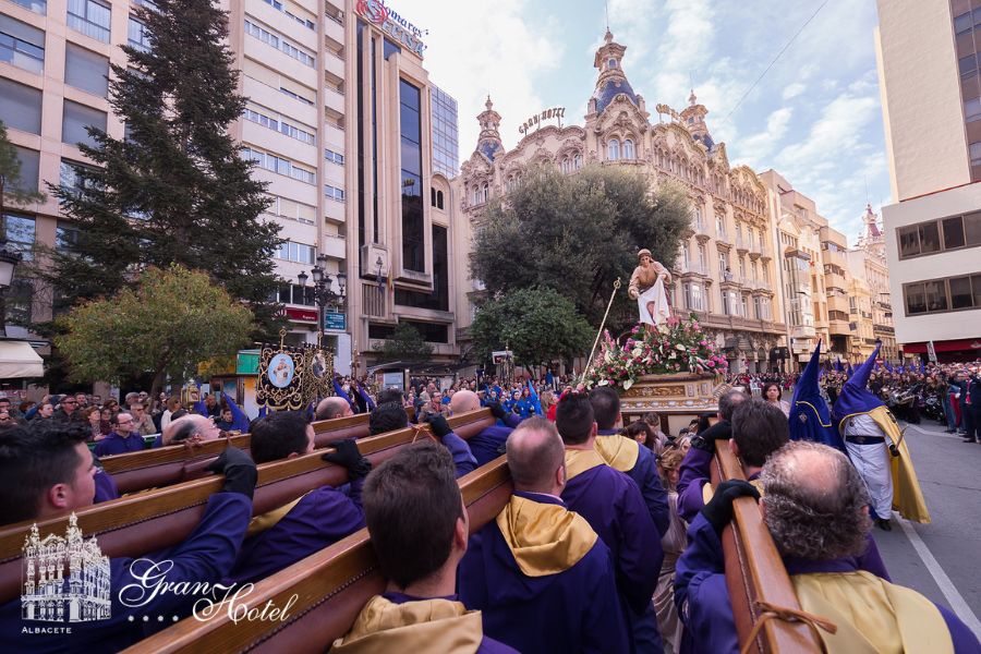 ABGranHotel's tweet photo. Ven a descubrir la Semana Santa de Albacete, declarada de Interés Turístico Nacional. 
📋 Reserva ya tu habitación en nuestro @ABGranHotel y disfrutarás de un lugar privilegiado para ver y vivir las procesiones en el puro centro de #Albacete.
.
.
📸 Foto de @La_Cerca https://t.co/kAQvpbbcus