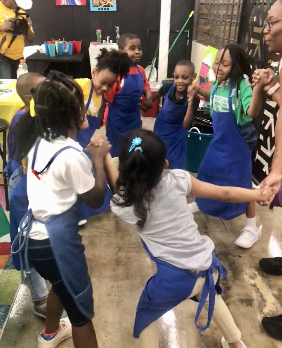 WRE_Howell's tweet photo. Yesterday our students had a absolute BLAST painting with TripZArt @growdesoto ! Thank you to all of our community partners @rachellproctor @bankofdesoto and our amazing PTA @wrefama for sponsoring this this field trip! #WeLearn #WeLoveFineArts #WePaint #WeDance @desotoisdengage https://t.co/1DOQhkjE9m