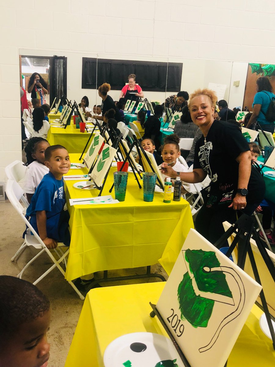 WRE_Howell's tweet photo. Yesterday our students had a absolute BLAST painting with TripZArt @growdesoto ! Thank you to all of our community partners @rachellproctor @bankofdesoto and our amazing PTA @wrefama for sponsoring this this field trip! #WeLearn #WeLoveFineArts #WePaint #WeDance @desotoisdengage https://t.co/1DOQhkjE9m