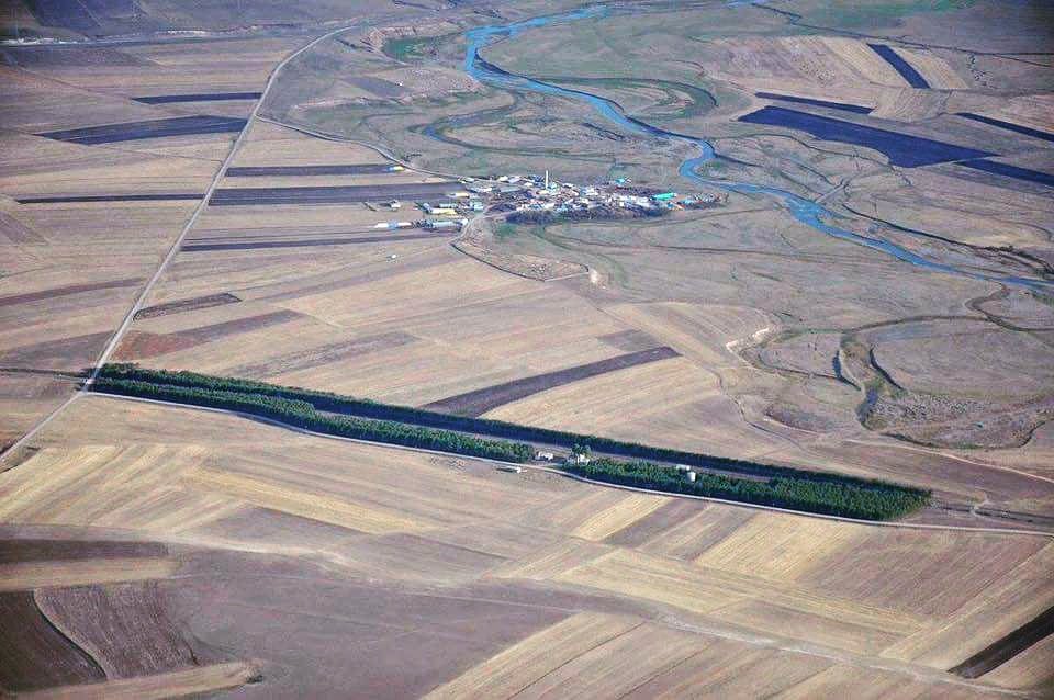 Size "Tek başına neyi değiştirebilirsin?" diye sorarlar. 
Kars'ta istasyon amirinin kendi imkanları ile ağaçlandırdığı bölge..