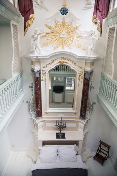 #Blasphemie! Glauben die einen. Himmlisch! Rufen die anderen. Umgenutzte Kirchen sind Zankäpfel. Auch wenn sie so schön sind wie dieses luxuriöse Appartement in einer historischen #Kirche in #Amsterdam. Das Bett befindet sich direkt unter dem Altar. Wow! bit.ly/2Idht5R