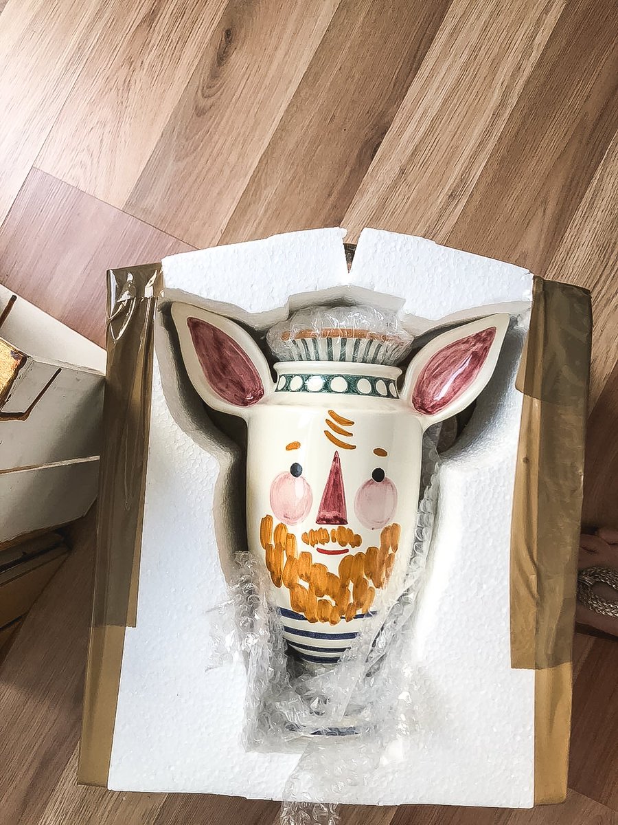 ☺️ Y con esta sonrisa discreta ¡os saludamos! Este peculiar jarrón hecho en cerámica por <a href="/guillegarciahoz/">Guille García Hoz</a> e intervenido por el ilustrador <a href="/gonzalomuino/">Gonzalo Muiño</a> tiene dos caras muy divertidas. 💅  
📸para @eme_ue_design de <a href="/elmundoes/">EL MUNDO</a> de septiembre 2018.
#DiseñoInterior #Pattern