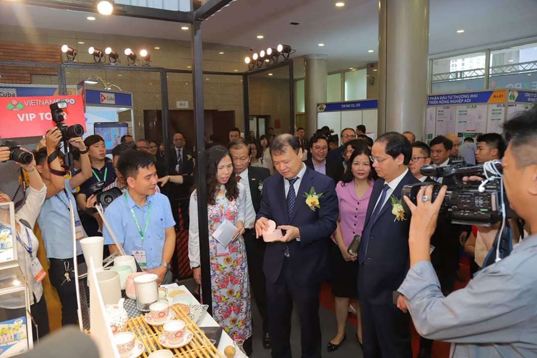 ExportVietrade's tweet photo. Vietnam Expo, the biggest international trade event in #Vietnam hosted by #Vietrade (Moit), officially opens today at I.C.E 99 Tran Hung Dao str., Hanoi. The #exhibition will last until 13th Apr 2019. https://t.co/3w42HtMki9