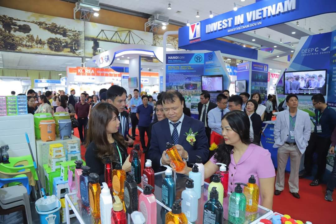ExportVietrade's tweet photo. Vietnam Expo, the biggest international trade event in #Vietnam hosted by #Vietrade (Moit), officially opens today at I.C.E 99 Tran Hung Dao str., Hanoi. The #exhibition will last until 13th Apr 2019. https://t.co/3w42HtMki9