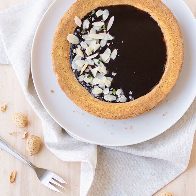 lennesimoblog's tweet photo. Una pioggia di petali di #mandorle è la croccante decorazione di questa #crostatamorbida al #cioccolato. È facile da realizzare, soprattutto se avete uno #stampofurbo che crea una scanalatura sulla torta che abbraccia e contiene la vostra crema preferita. Trovate la #ricetta… https://t.co/PRHDtKkU69