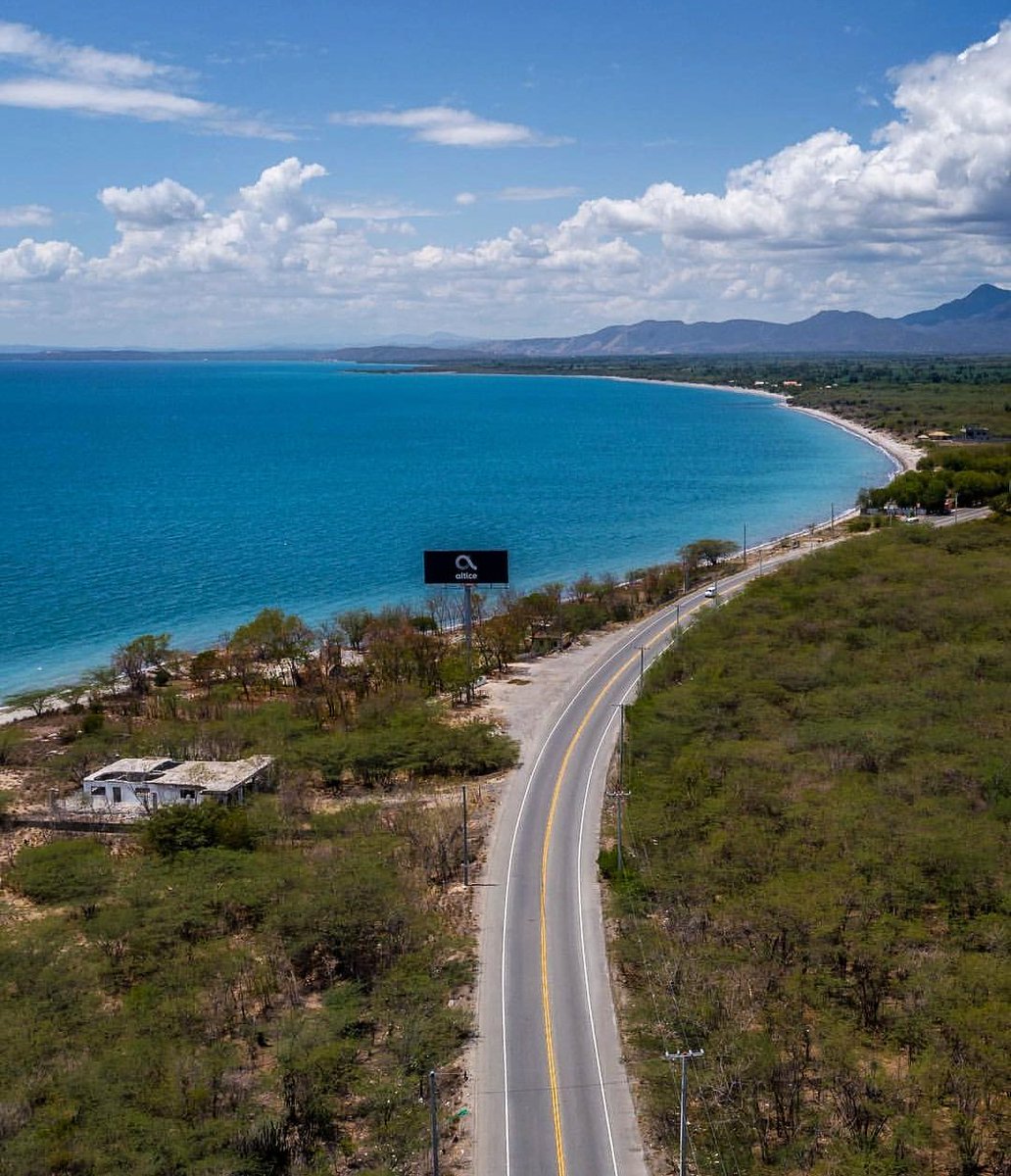 JeanSuriel's tweet photo. Espectacular captura de la carretera de Azua, al sur de República Dominicana. El Mar Caribe forjando un paisaje extraordinario.
📷 @disejey https://t.co/g8jnJ0BcxH