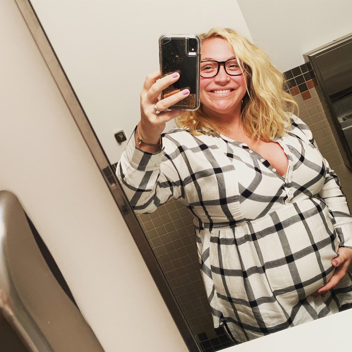 LaurenCrocker_'s tweet image. Good morning! I sneezed and peed at the same time today. How is your morning going? 🤰🏼💦 😆 Happy Wednesday, you got this ☀️🙌🏼🤸🏼‍♂️ #peezing #21weeks #preggo