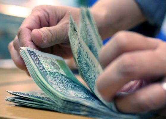 puls_biznesu's tweet photo. Kto w branży może liczyć na wyższe wynagrodzenie?  https://t.co/ha5rkUiFUj #banki #zarobki https://t.co/Z3D7ZSAqML
