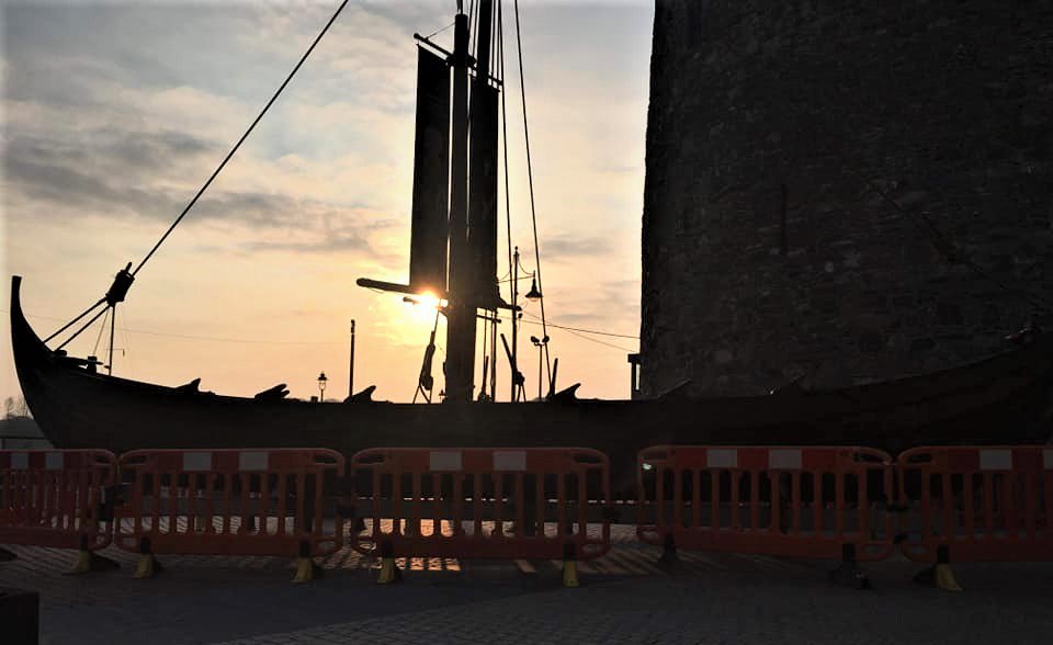 Giving som TLC to our lovely Viking Longboat. Can't wait to see it as beautiful as the day it arrived to the city. In the meantime, accept our apologies and try to keep some distance from it👷‍♀️👷‍♂️