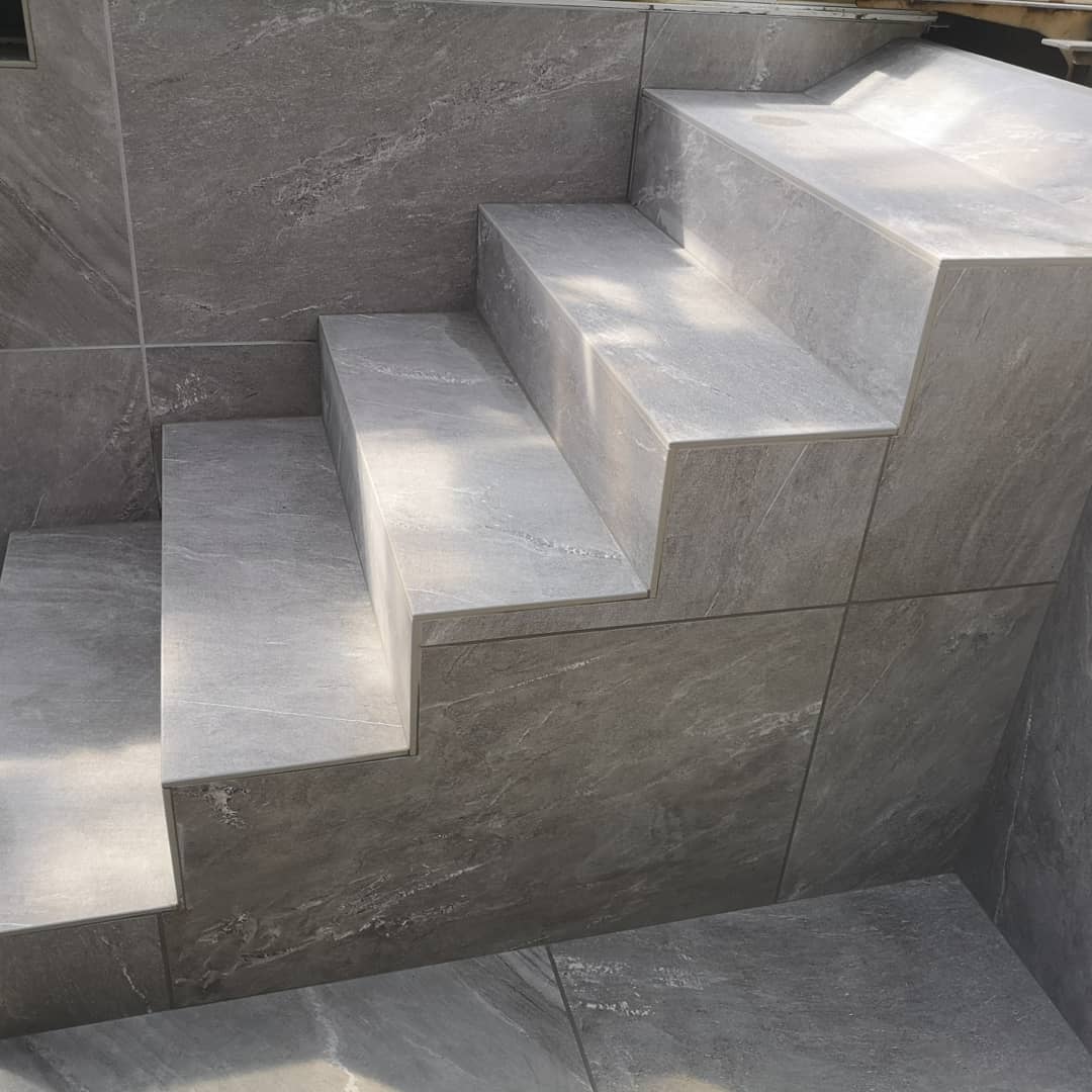 Roblowetiling's tweet image. Large format pool completed in Hertfordshire. Some of my favourite steps.