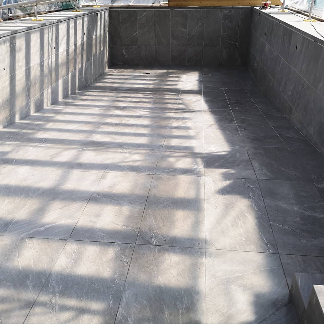 Roblowetiling's tweet image. Large format pool completed in Hertfordshire. Some of my favourite steps.